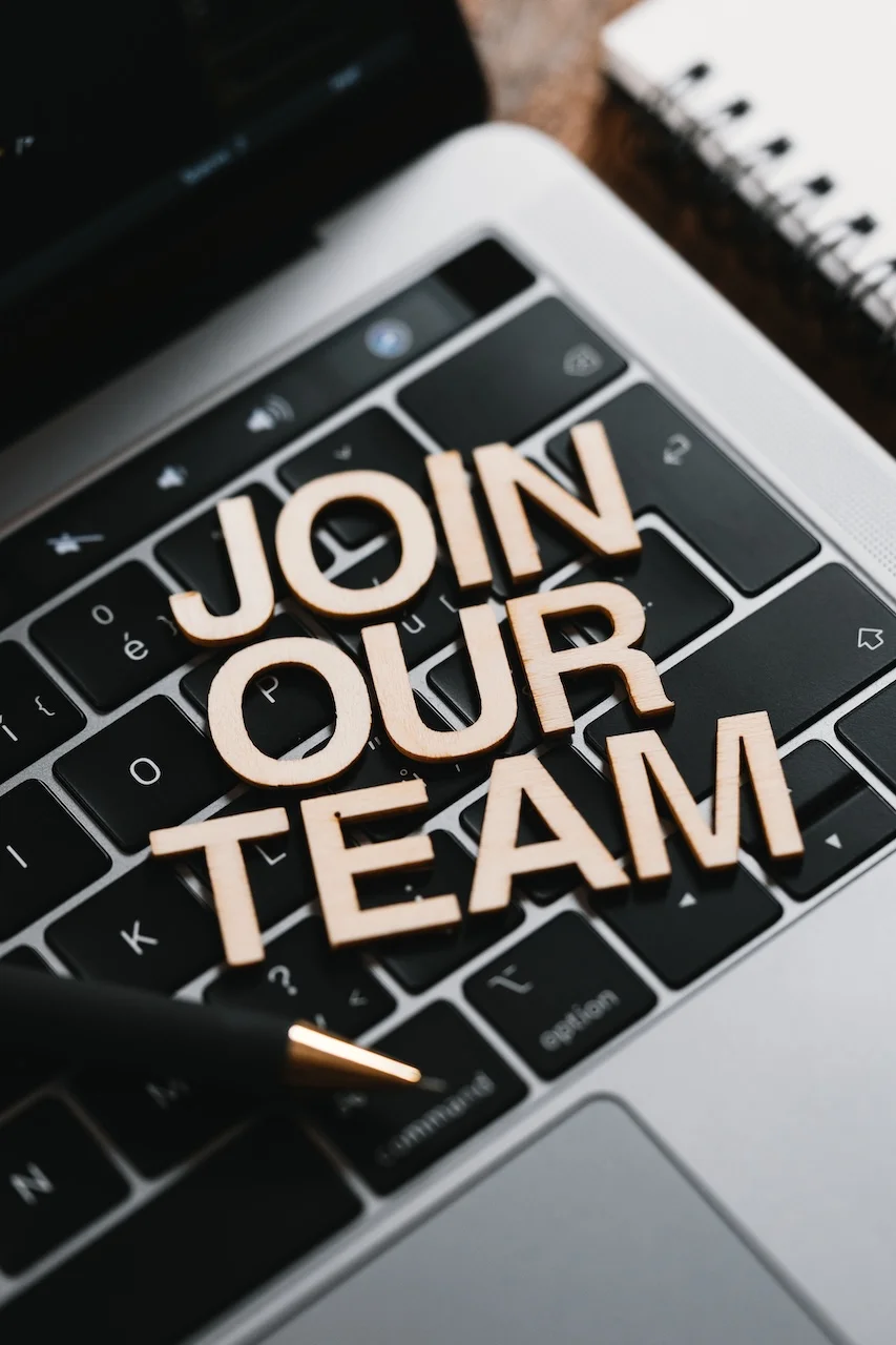 Mare Recruiting & Marketing - Kommen Sie in unser Team Buchstaben auf einem Laptop